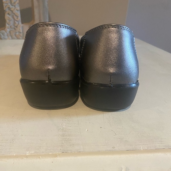 Like New Pewter Sole-Flex Italy Open Toe Flats 6.5US - Picture 5 of 9